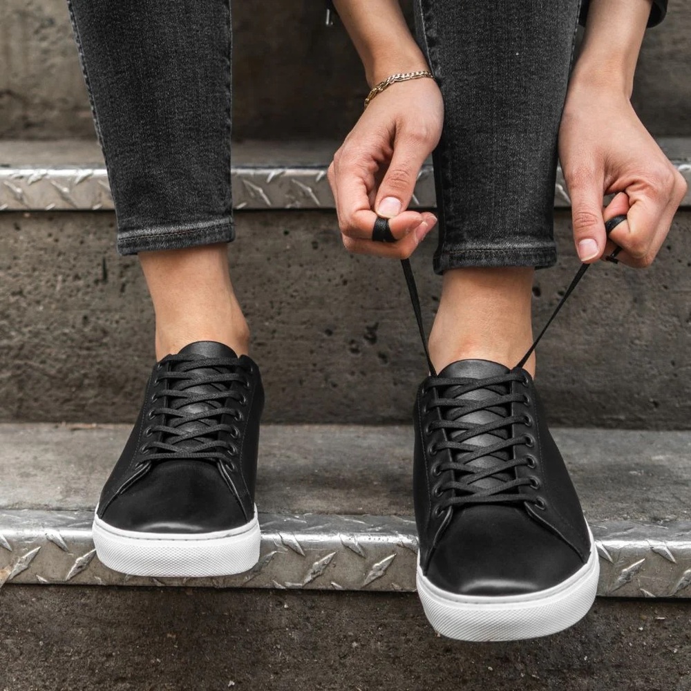 Banana republic snakeskin black leather lace-up sneakers 6.5